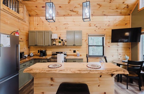 Saint Helens Cabina | Timber Pines at Red River Gorge :1bd/1bth + loft KING beds, Hot Tub & Fire-pit