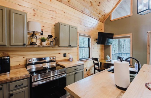 Saint Helens Cabina | Timber Pines at Red River Gorge :1bd/1bth + loft KING beds, Hot Tub & Fire-pit