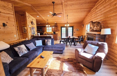 Harpers Ferry Cabina | Timber Ridge Lodge w/ hot tub & POOL!