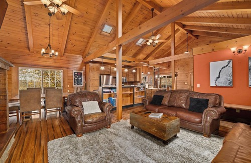Butler Cabina | Timber Ridge Luxury Log Cabin, Hot Tub, Fireplace, Sleeps 14