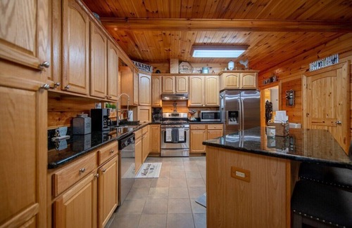 Suches Cabina | *Timber & Tin* Family Retreat~Creek~Arcade~Hot Tub