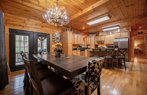Suches Cabina | *Timber & Tin* Family Retreat~Creek~Arcade~Hot Tub