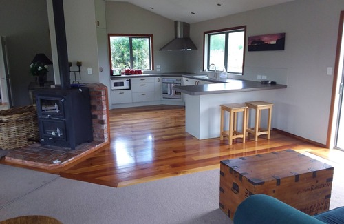 Waimiha Casa | Cola de madera alojamiento, bonita casa moderna.