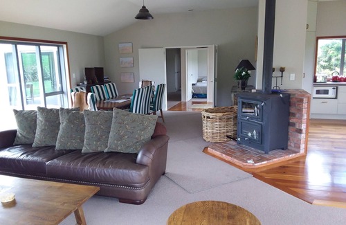 Waimiha Casa | Cola de madera alojamiento, bonita casa moderna.