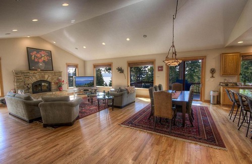 Kingswood Estates Casa | Timber View Lodge by Lake Tahoe Accommodations