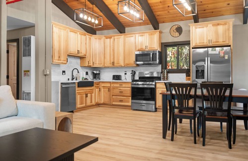 Summit Estates Cabina | Timber Wolf Tavern