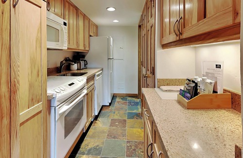 Snowmass Village Condominio | 🌲Timberline 303 Studio Loft Standard ~ Hot Tub~Pool~WiFi~Ski-in/out~Local Shuttle🌲