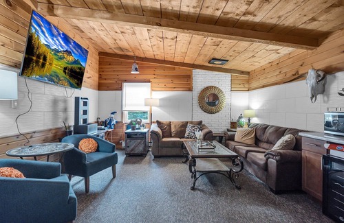 Ellicottville Cabina | Timberline Lodge - Downtown Ellicottville - Room 202