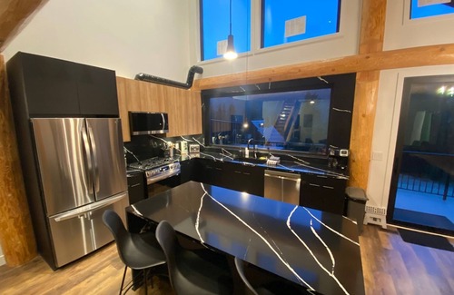 Hemlock Valley Cabina | Timberwolf A- New Luxury Lodge *HOT TUB* GAMES ROOM*