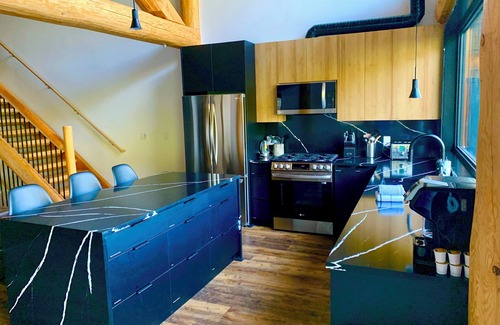 Hemlock Valley Cabina | Timberwolf A- New Luxury Lodge *HOT TUB* GAMES ROOM*