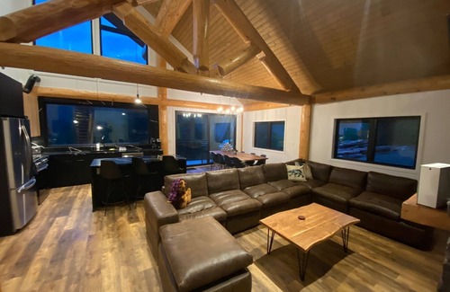 Hemlock Valley Cabina | Timberwolf A- New Luxury Lodge *HOT TUB* GAMES ROOM*