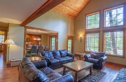 Tamarack Chalet De Esquí | Charming Chalet |Soaking Tub and Wood Fireplace