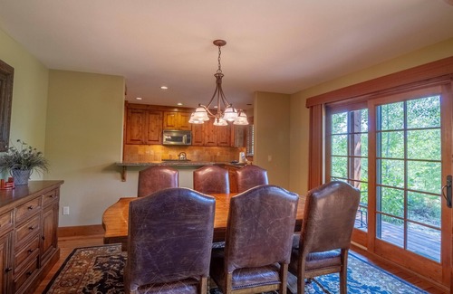 Tamarack Chalet De Esquí | Charming Chalet |Soaking Tub and Wood Fireplace