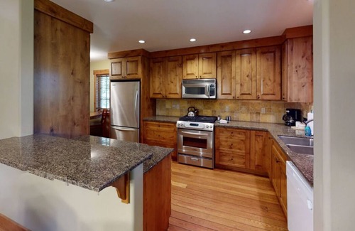 Tamarack Chalet De Esquí | Charming Chalet |Soaking Tub and Wood Fireplace