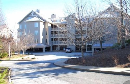 Chestnut Springs Condominio | Venga a disfrutar los colores del otoño: impresionantes vistas, comodidades de 5 estrellas, pases de acceso