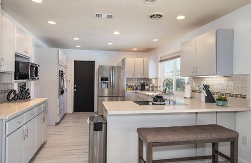 Loma Linda Casa | Timeless 4BR Oasis: Poolside Relaxation and Jacuzzi Comfort House in Loma Linda