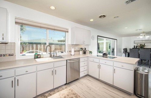 Loma Linda Casa | Timeless 4BR Oasis: Poolside Relaxation and Jacuzzi Comfort House in Loma Linda