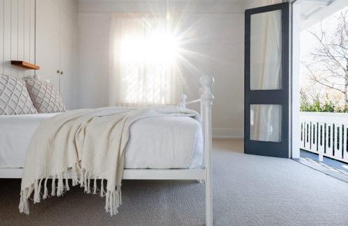Launceston CBD Casa | Timeless Elegance with City Views Wi-Fi & Parking