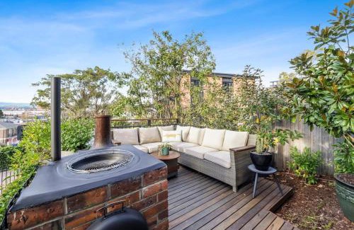 Launceston CBD Casa | Timeless Elegance with City Views Wi-Fi & Parking