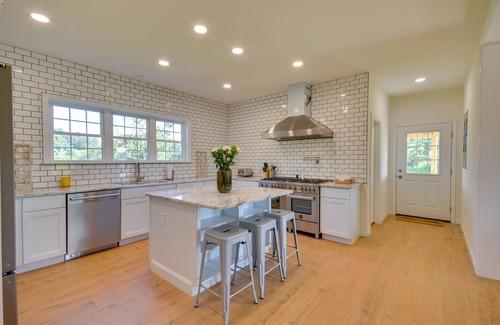 Vesta Casa | Timeless Hillsville Farmhouse: Blue Ridge Parkway!