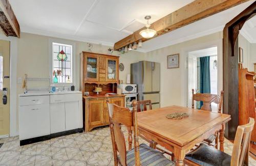 Pine Casa | Timeless Pineview Cottage Hot Tub & Pet Friendly