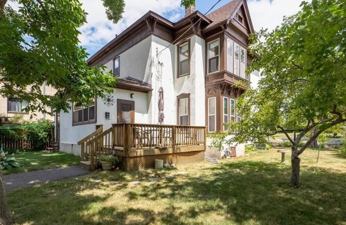 Anoka Apartamento | Timeless Treasure on Ferry Street