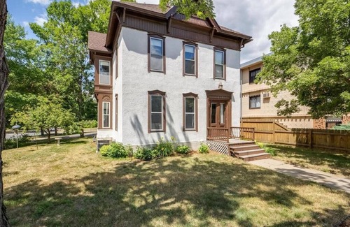 Anoka Apartamento | Timeless Treasure on Ferry Street