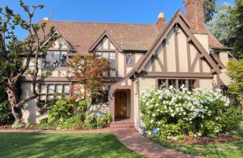 San Jose Casa | Timeless Tudor w/Game Room, Pool Table & Hot Tub