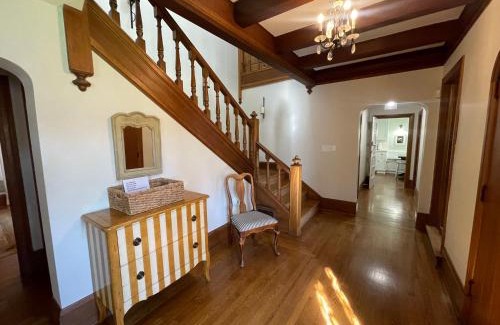 San Jose Casa | Timeless Tudor w/Game Room, Pool Table & Hot Tub