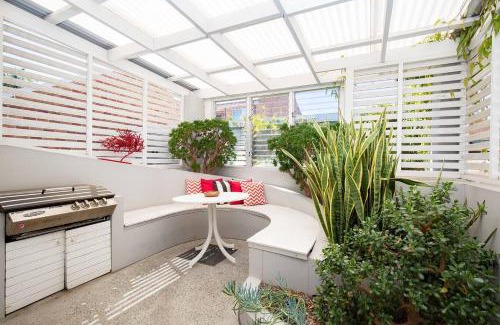 Cooks Hill Casa | Times Square Terrace - Vibrant Charm in Newy's Heart