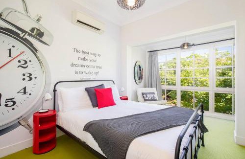 Cooks Hill Casa | Times Square Terrace - Vibrant Charm in Newy's Heart