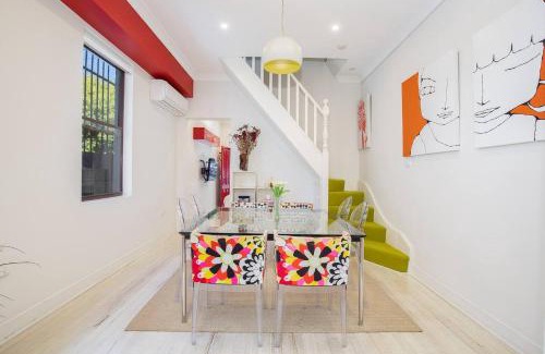 Cooks Hill Casa | Times Square Terrace - Vibrant Charm in Newy's Heart