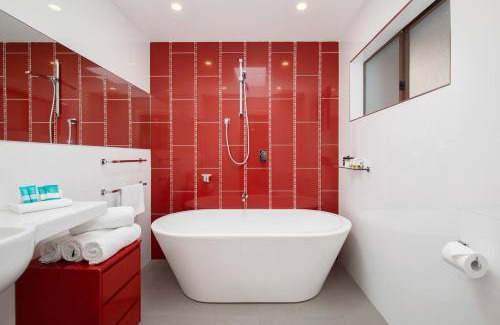 Cooks Hill Casa | Times Square Terrace - Vibrant Charm in Newy's Heart