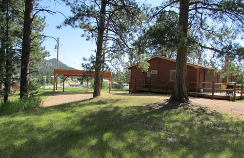 Hill City Cabina | Tin Mill Cottage en un lote arbolado tranquilo, a poca distancia del centro!