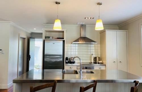 Russell Casa | Tinkerbell Cottage 2-4 Bedroom- Russell Cottages Collection