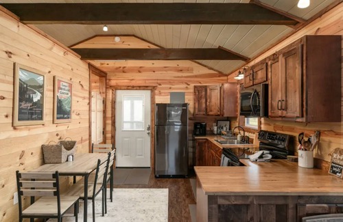 Trenton Cabina | Tiny Cabin Escape - Mountain Views, 30 Min Downtown Chattanooga, Dog Friendly - Cloudland Canyon