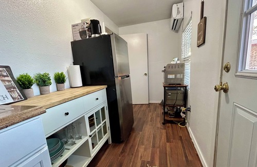 West Odessa Cabina | Tiny Cabin - King or Twin Beds - Corn Hole - Pets Ok