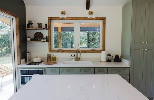 Pikeville Cabina | Tiny Cabin near Fall Creek Falls with hot tub + outdoor shower