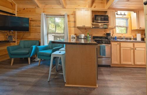 Lookout Valley Neighborhood Association Casa | Tiny Cabin Village Private Hot Tub Lynda Cabin