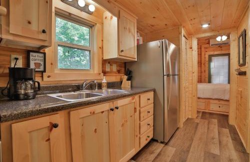 Lookout Valley Neighborhood Association Casa | Tiny Cabin Village Private Hot Tub Lynda Cabin