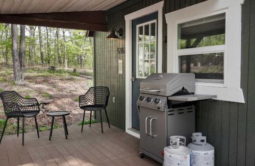 Great Cacapon Apartamento | Tiny Cabin w Fire Pit Game Room and Dog Friendly