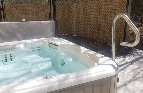 Tulsa Cabina | Tiny Cabin with Private Hot Tub on Acres