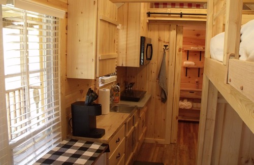 Elizabethton Cabina | Tiny cabin with sleeping loft