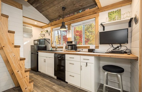 Brownfield Condominio | Tiny Casita | 1BR, 1BA, Loft Tiny Home, Hot Tub