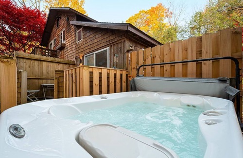 Brownfield Condominio | Tiny Casita | 1BR, 1BA, Loft Tiny Home, Hot Tub