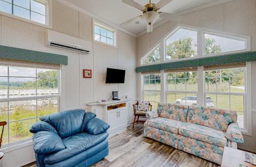 Hendersonville Casa | Tiny Charmer