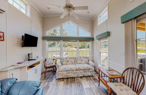 Hendersonville Casa | Tiny Charmer
