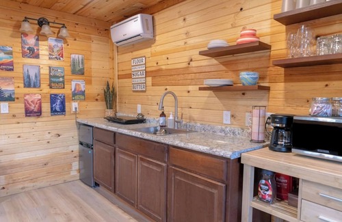 Williams Cabina | Tiny Elk Retreat Rustic Cabin Kissed by Nature