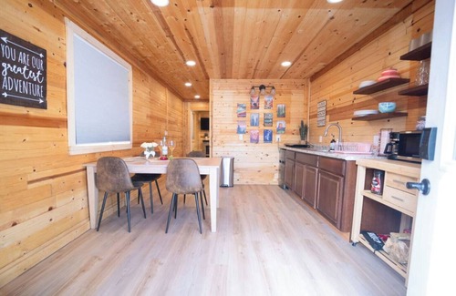 Williams Cabina | Tiny Elk Retreat Rustic Cabin Kissed by Nature