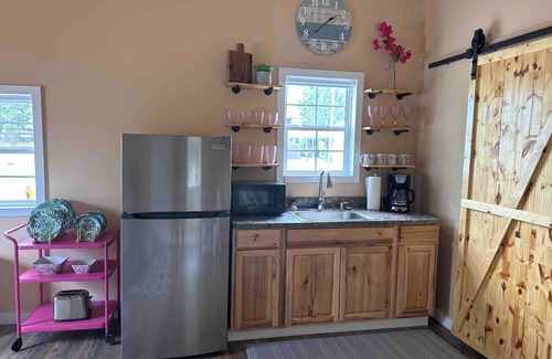 Pawhuska Casa | Tiny Flamingo's Nest - Cottage Near Pioneer Woman Mercantile - Pet friendly!